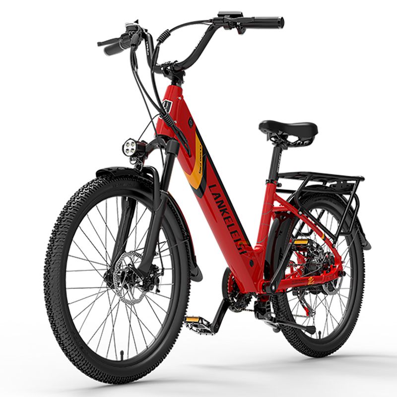 Rotes Trekking-E-Bike mit schwarzem Rahmen und Reifen. Gepäckträger, Scheinwerfer und Lenker sind sichtbar.