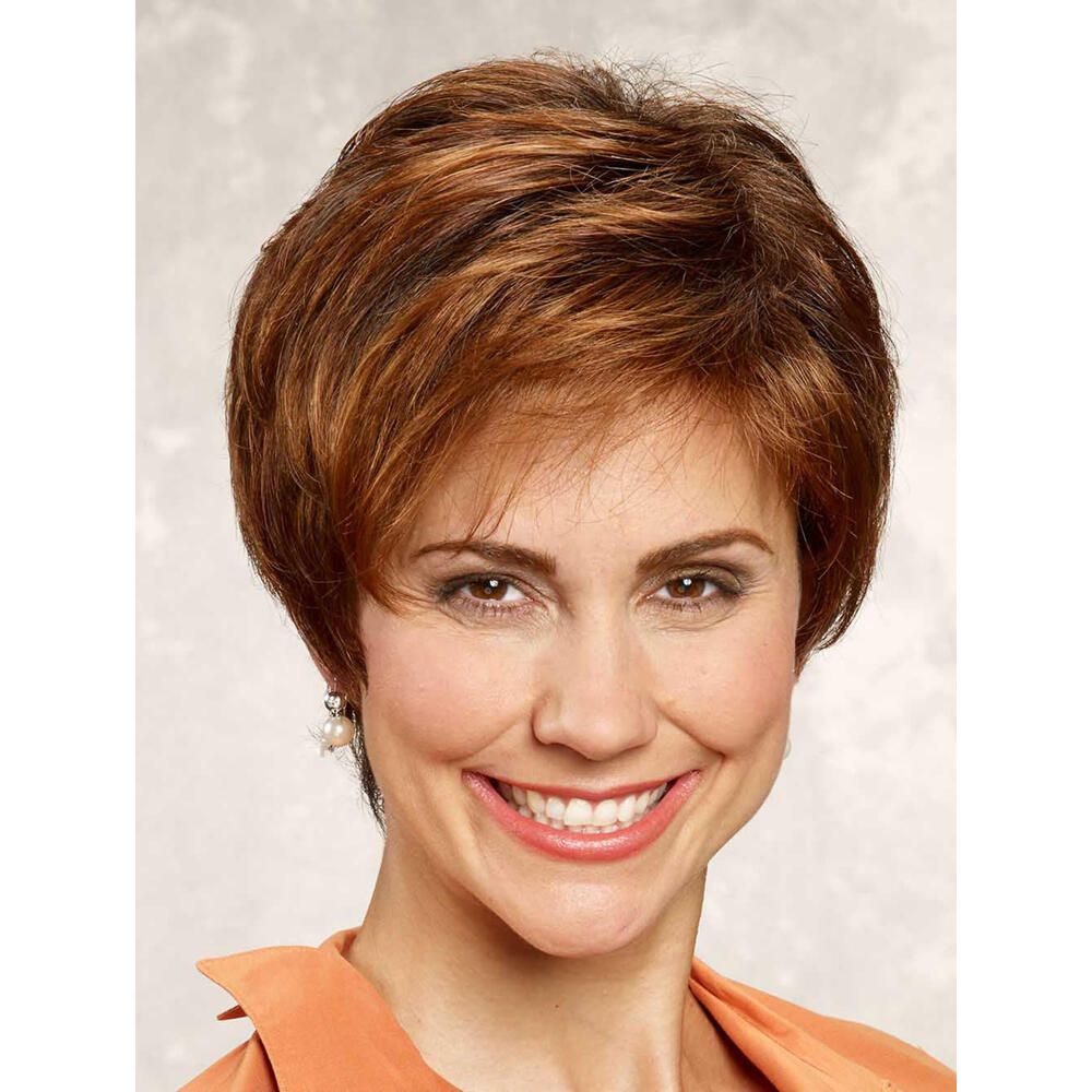 Kurzhaarperücke in Rotbraun. Frau mit Perücke, lächelnd. Ohrringe. Bluse in Orange.