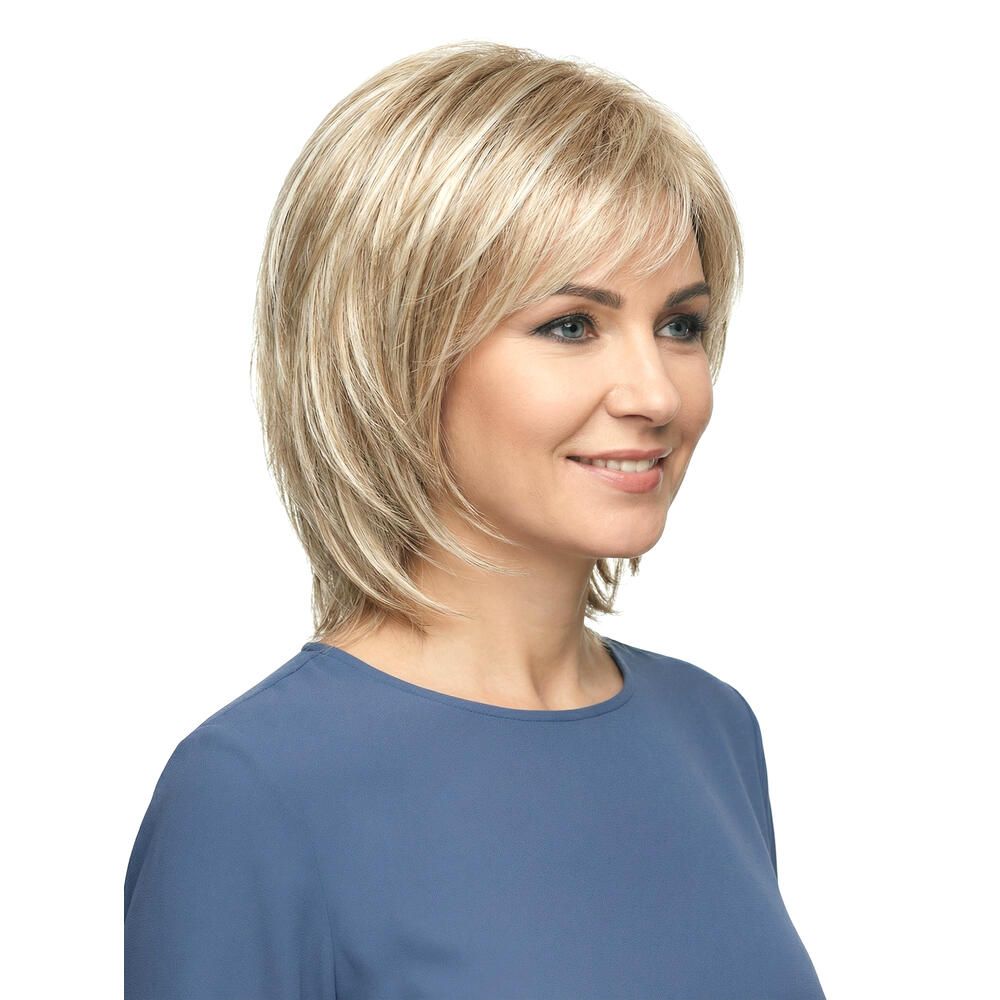 Blond gefärbte Perücke mit kurzem, gestuftem Schnitt. Die Frau trägt ein blaues Oberteil. Seitliche Ansicht.