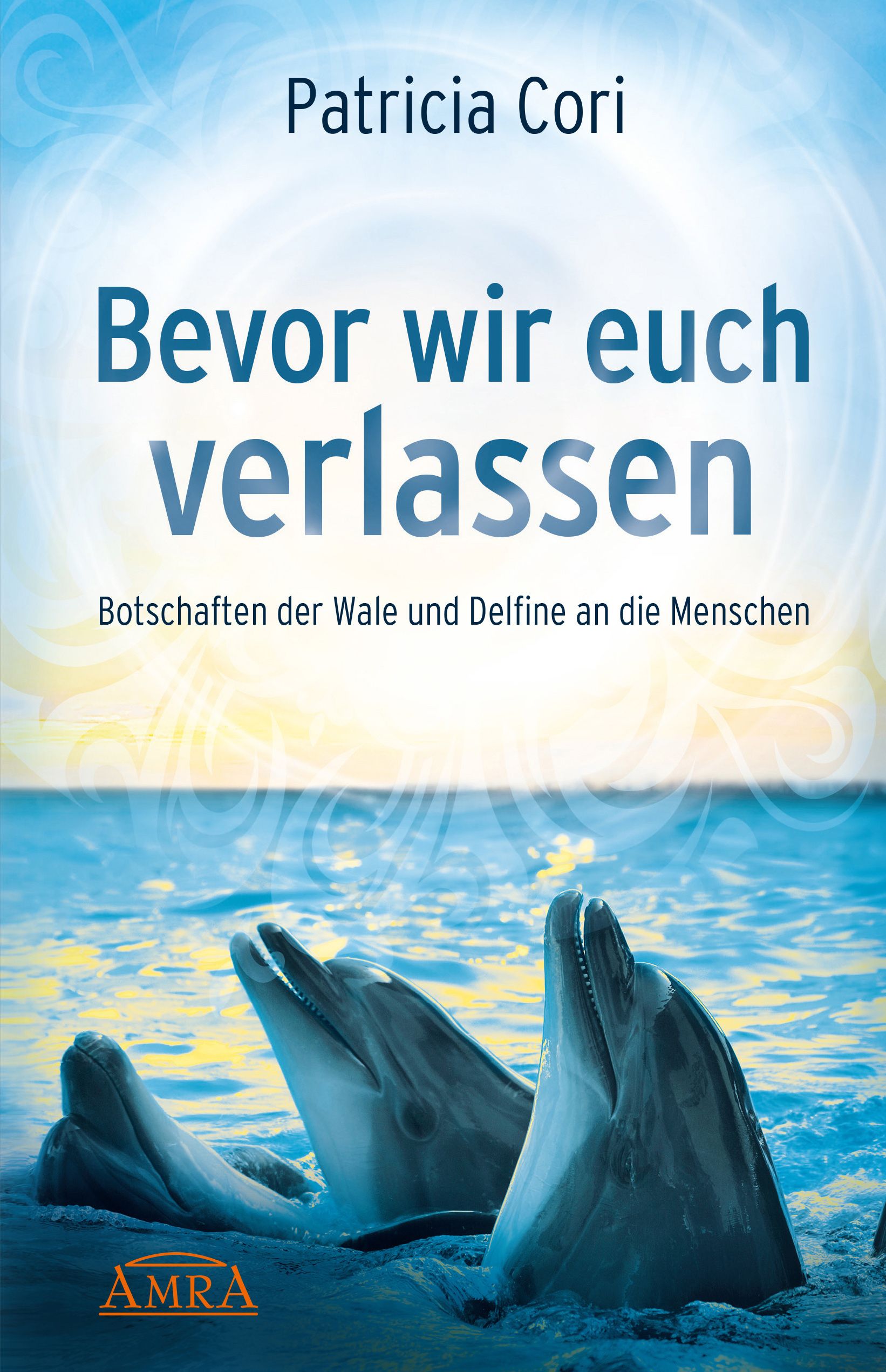 Buchcover mit dem Titel "Bevor wir euch verlassen". Autorin: Patricia Cori. Delfine im Meer. AMRA-Logo.