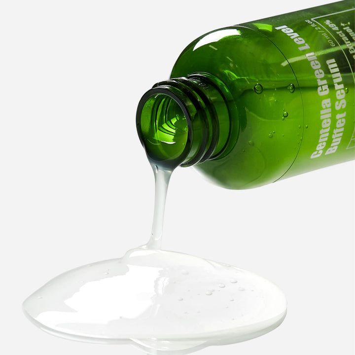 Grüne Flasche, Serum wird ausgegossen. Serum ist klar und flüssig. Flaschenöffnung sichtbar.