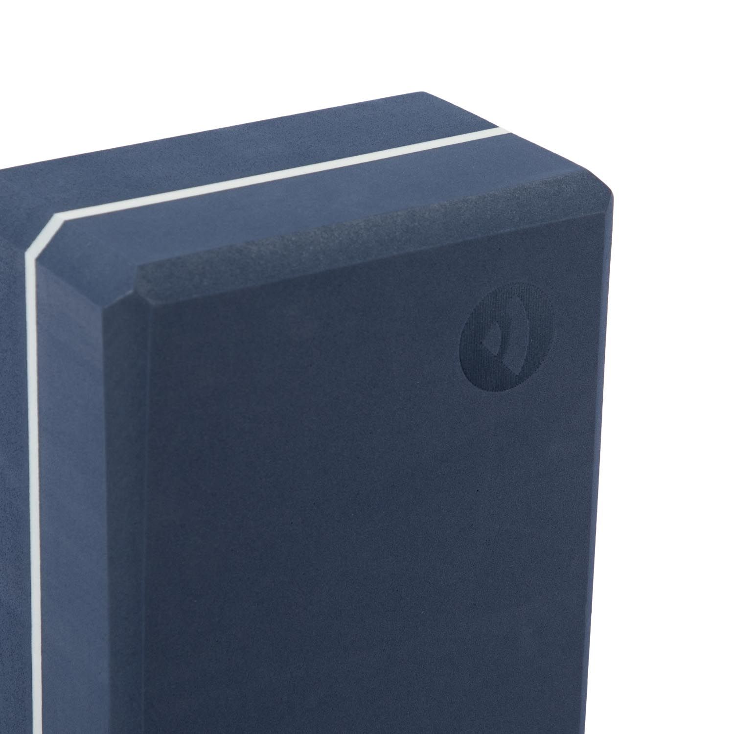 Blauer Yogablock mit weißem Streifen. Eckige Form, abgerundete Kanten. Logo auf der Seite.
