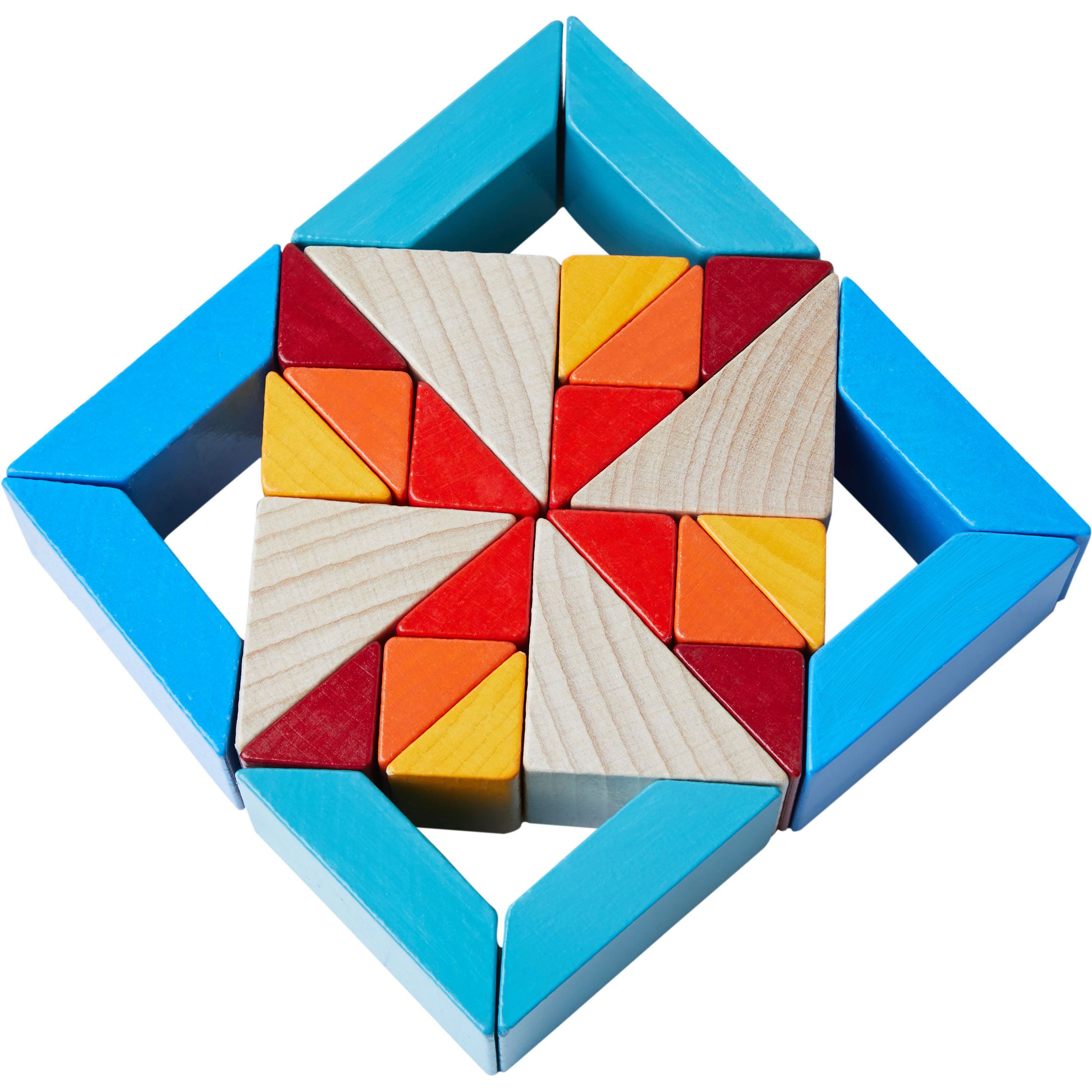 Zusammengesetzte Spielbausteine in quadratischer Form. Farben: Blau, Holz, Orange, Rot, Gelb.