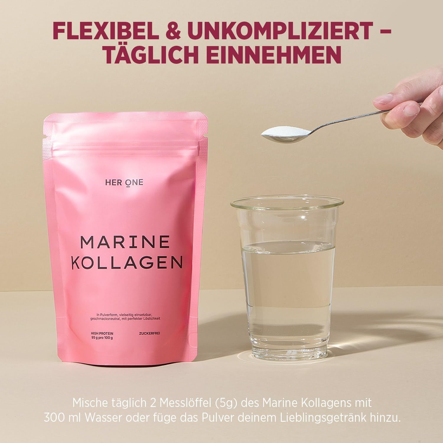 Person hält Löffel mit Pulver über Glas Wasser. HER ONE Marine Kollagen. Text: Mische 2 Messlöffel mit 300 ml Wasser.