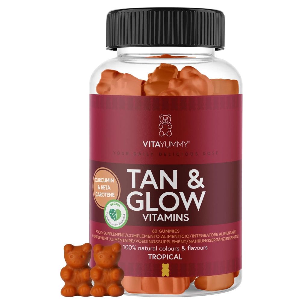 Braune Gummibärchen in einer transparenten Flasche mit schwarzem Deckel. Aufschrift: Tan & Glow Vitamins. Vegan-Siegel.