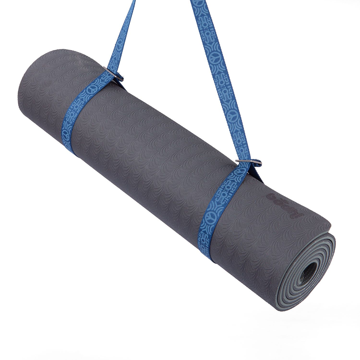 Opgerolde yogamat met blauwe draagriem. Riem met Peace-tekens. Grijze mat, detailweergave.