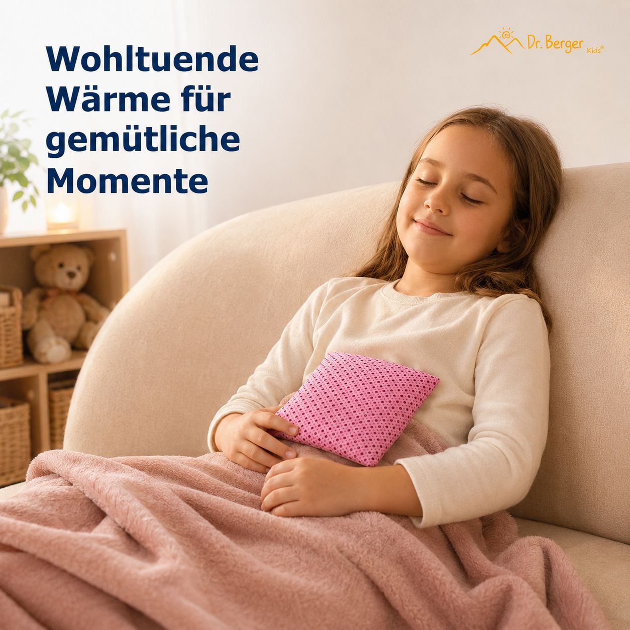 Mädchen entspannt mit rosa Kirschkernkissen auf dem Bauch.
