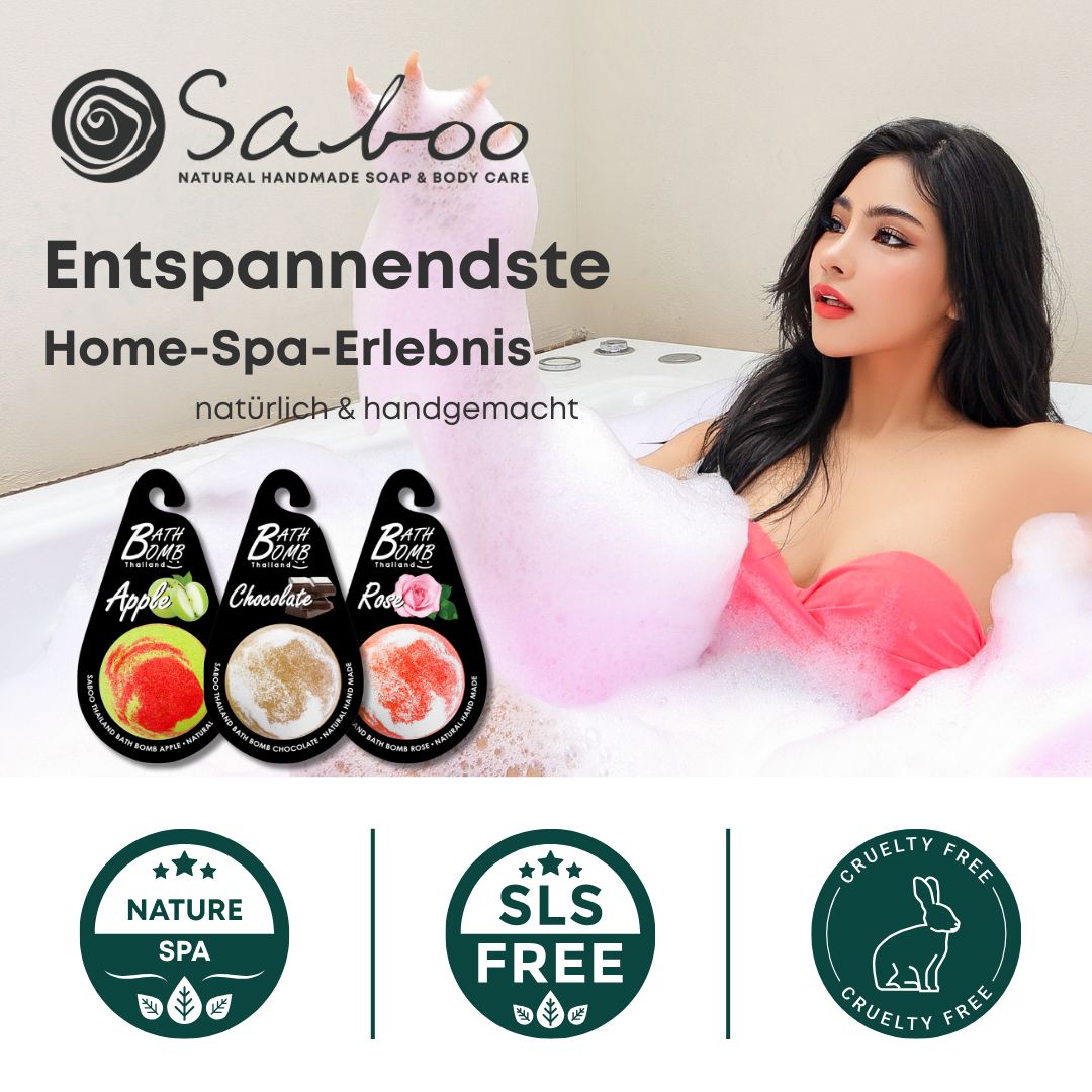 Frau in Badewanne mit Schaum. Drei Badebomben-Anhänger: Apfel, Schokolade, Rose. Logos: Nature Spa, SLS Free, Cruelty Free.