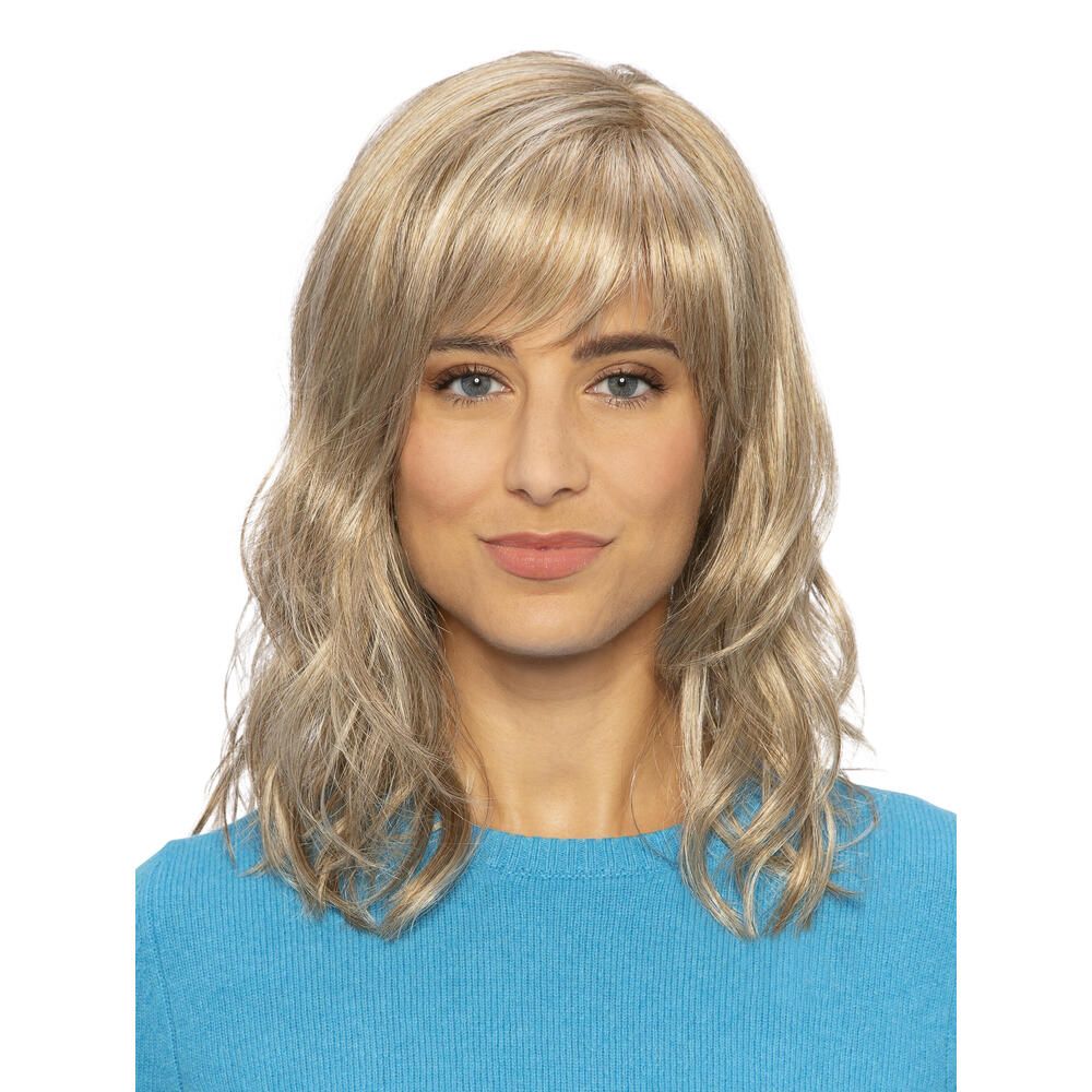 Blond gewellte Perücke mit Pony, getragen von einer Frau. Die Perücke bedeckt den Kopf und die Schultern.