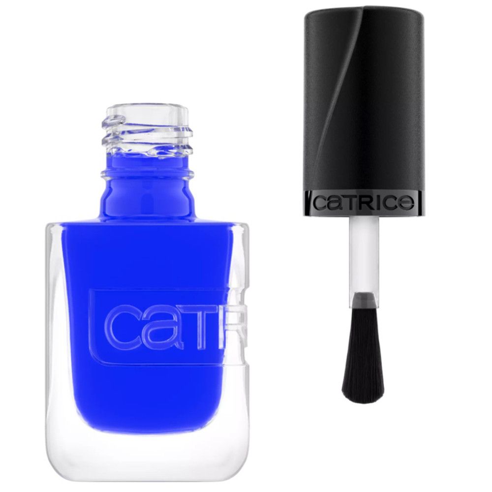 Blauer Nagellack in einer geöffneten Glasflasche mit schwarzem Deckel und Pinsel. Der Markenname Catrice ist sichtbar.