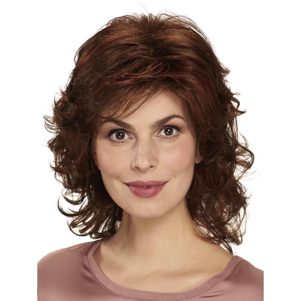 Rote, gewellte Perücke. Frontalansicht einer Frau mit Perücke. Mittellange, lockige Haare.