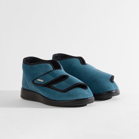 Rückansicht von blauen Schuhen mit Klettverschluss und rutschfester Sohle.