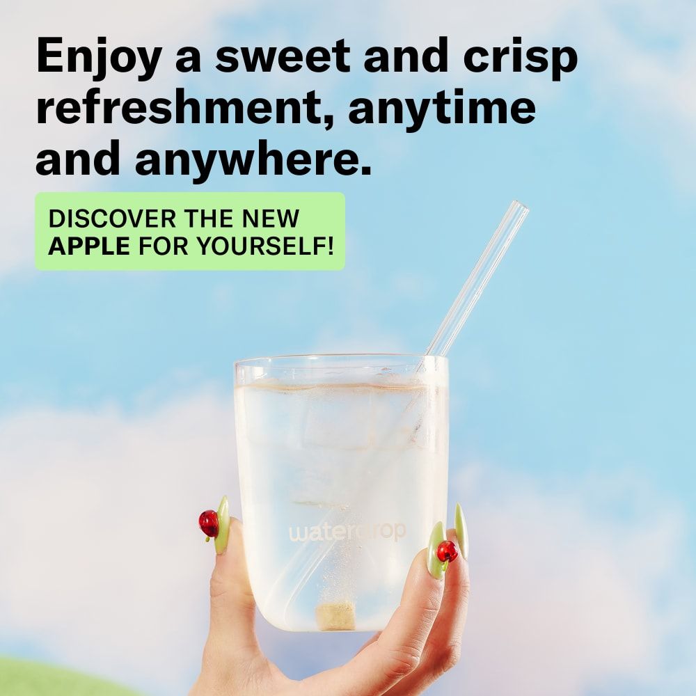 Hand hält ein Glas mit waterdrop® Microdrink Apfel und einem Strohhalm.