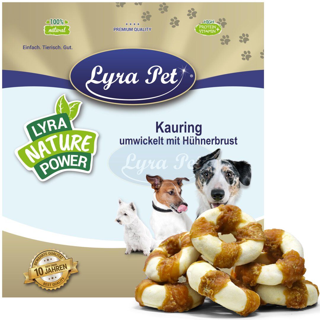 Verpackung mit Kauringen, umwickelt mit Hühnerbrust. Logo Lyra Pet, Natur Power. Hunde, Produktname, Text: Einfach. Tierisch. Gut.
