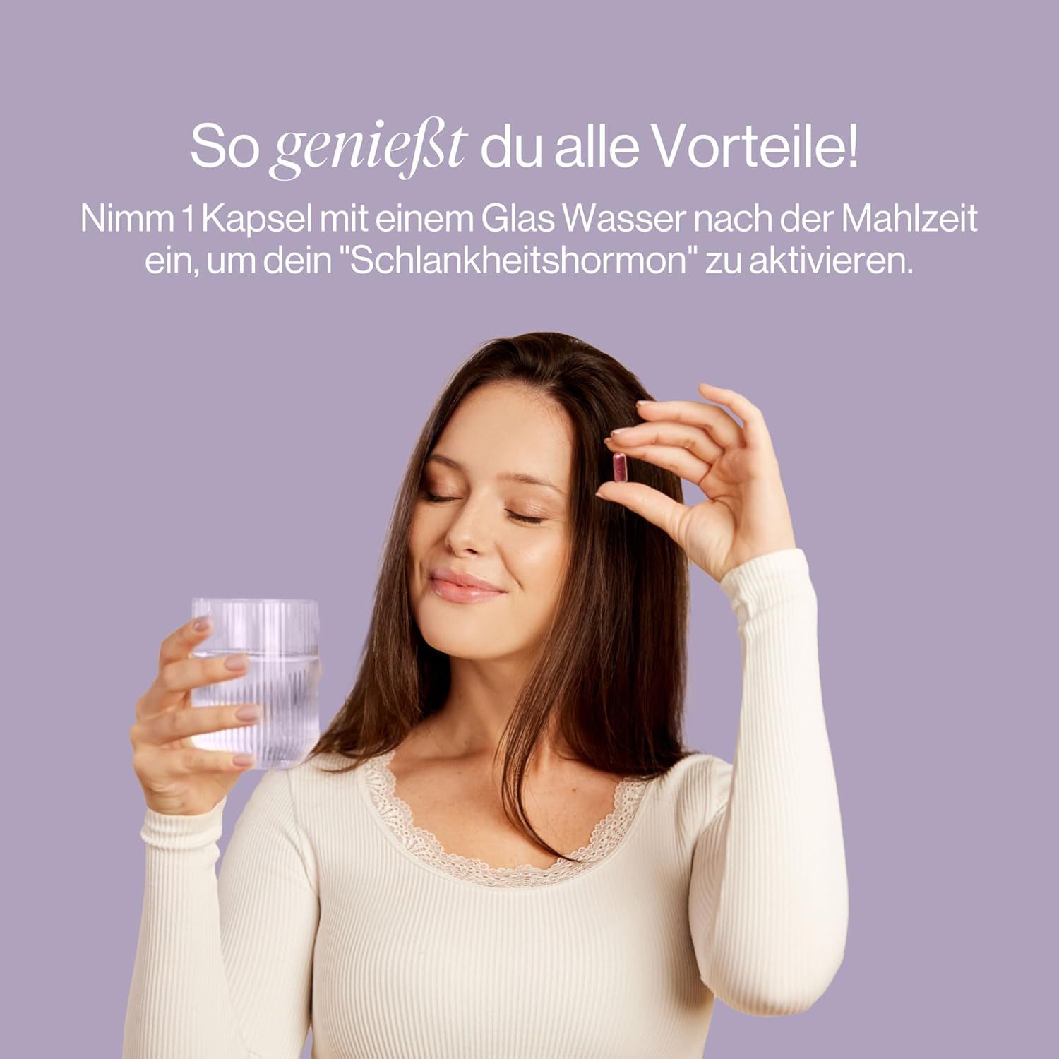 Frau hält Kapsel und Glas Wasser. Text: Nimm 1 Kapsel mit Wasser nach der Mahlzeit, um dein 'Schlankheitshormon' zu aktivieren.