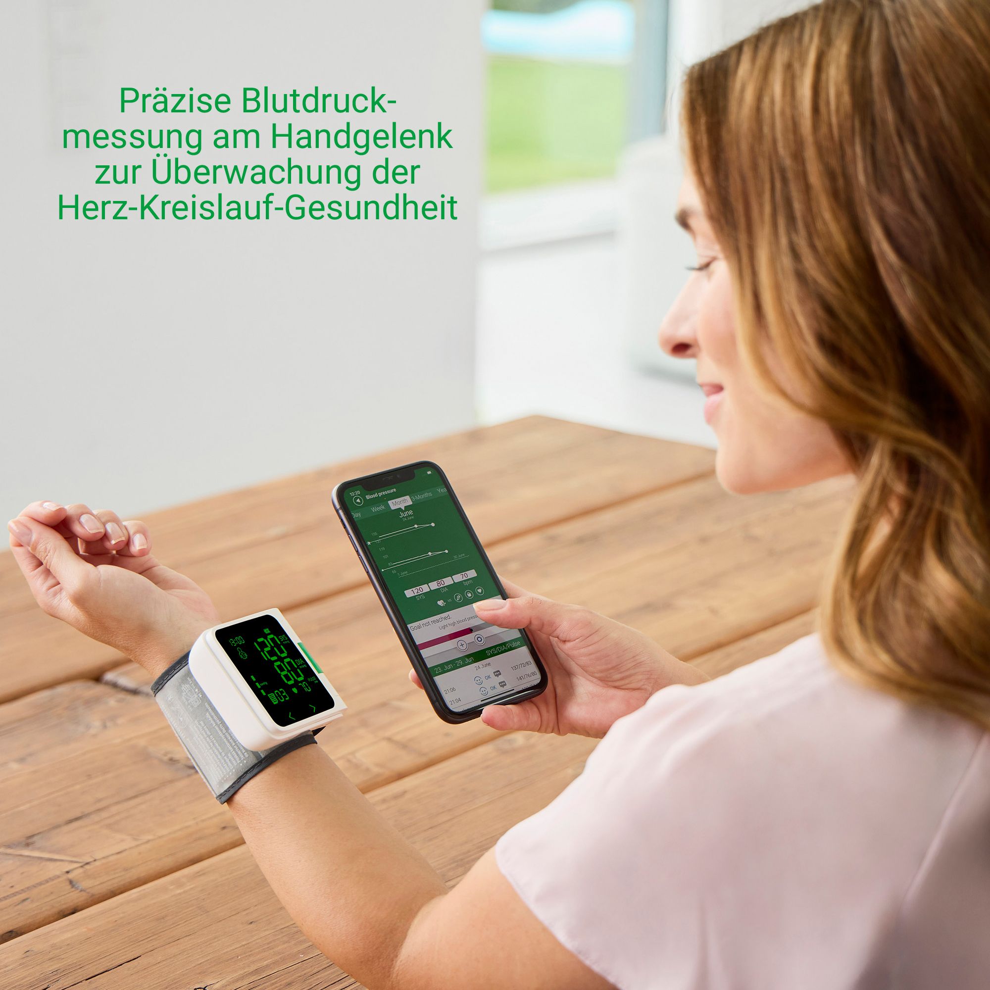 Frau misst Blutdruck am Handgelenk. Smartphone in der Hand. Gerät am Handgelenk. Text: Präzise Blutdruckmessung.