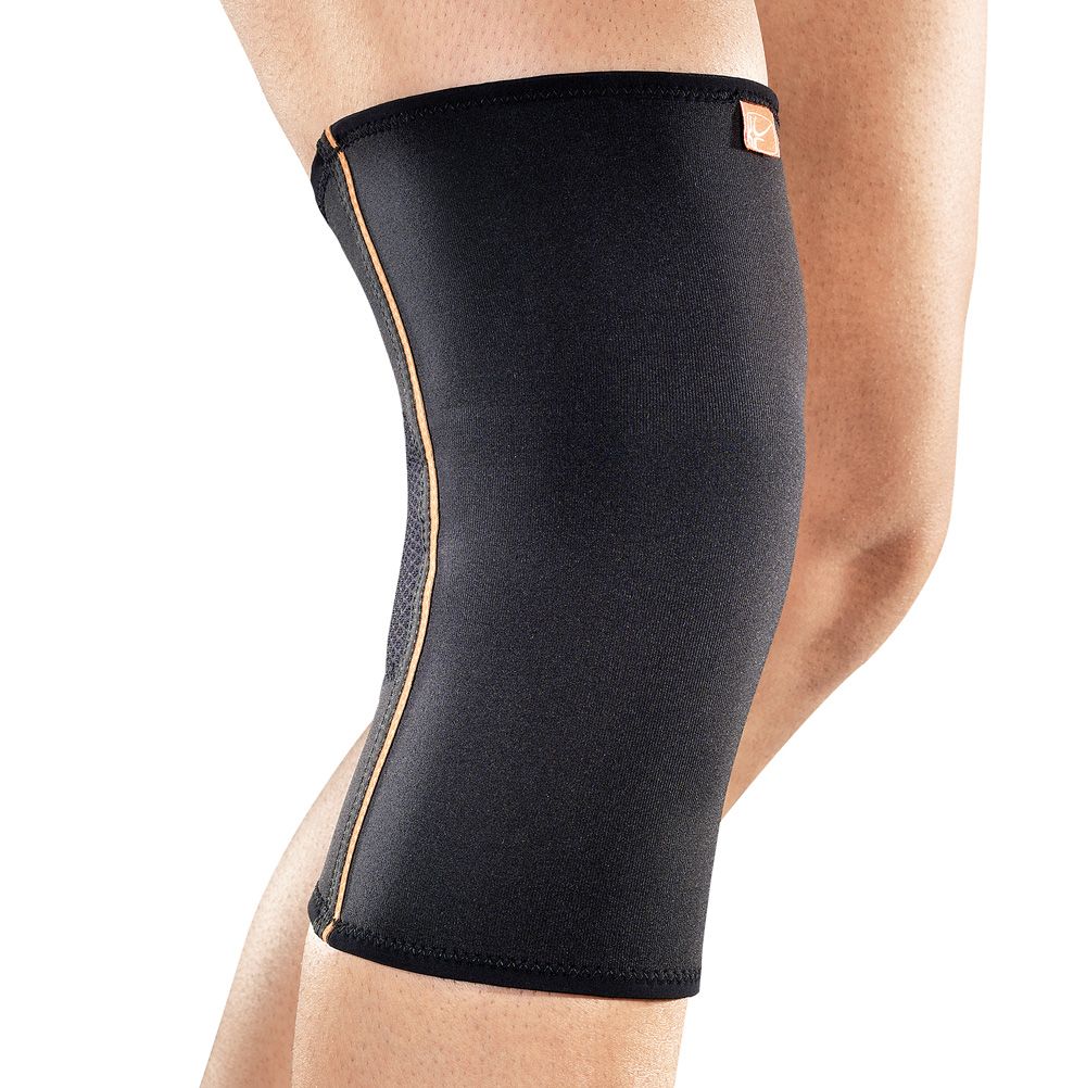 Schwarze Kniebandage am Bein. Goldfarbene Naht an der Seite. Kleines Logo oben.