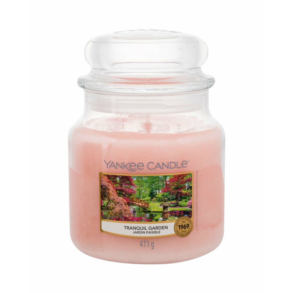Duftkerze im Glas mit Deckel. Etikett mit Landschaftsmotiv und Aufschrift "Tranquil Garden". Marke: Yankee Candle. Gewicht: 411g.