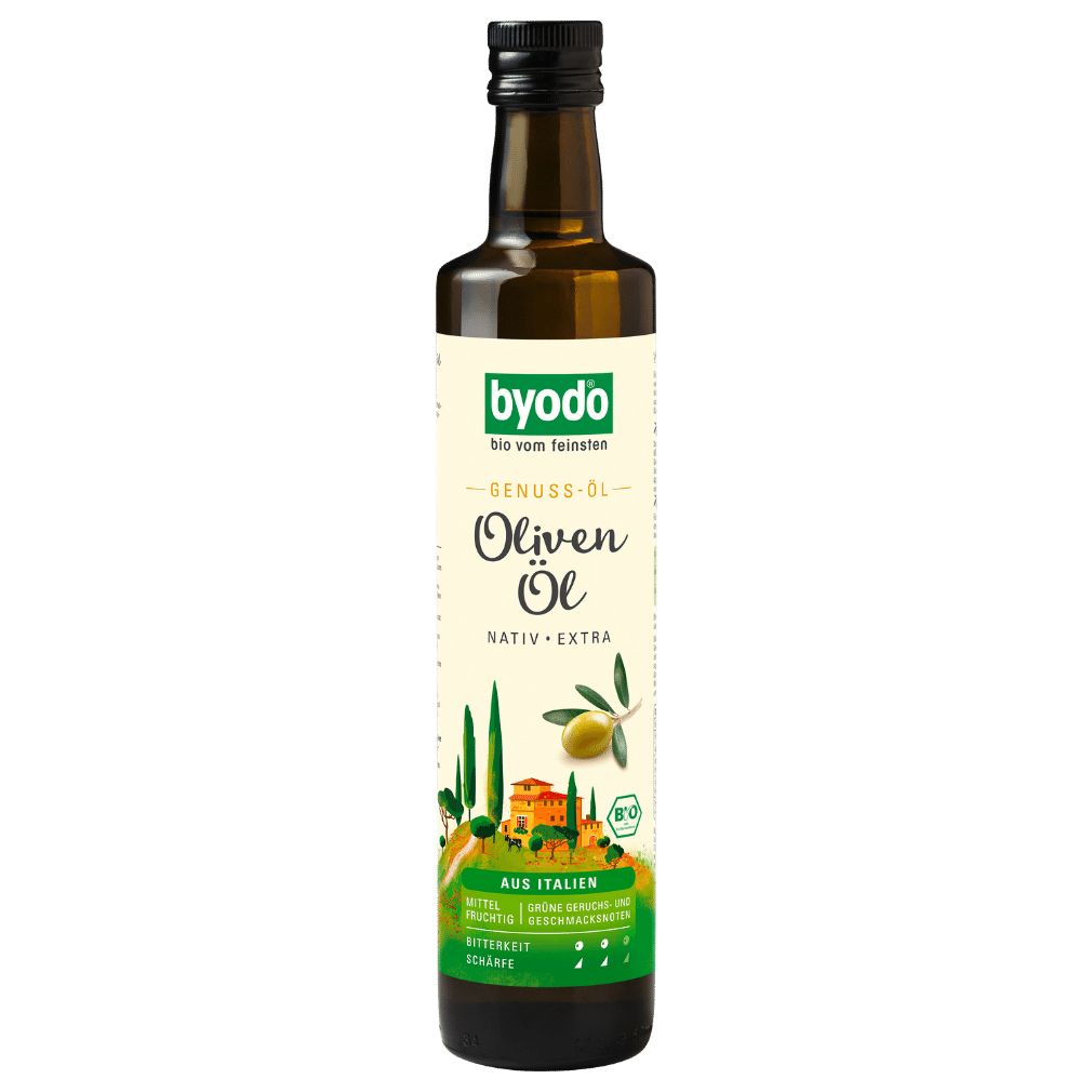 Braune Glasflasche mit Olivenöl. Etikett mit "byodo"-Logo, "Olivenöl nativ extra" und italienischer Landschaft. Bio-Siegel.