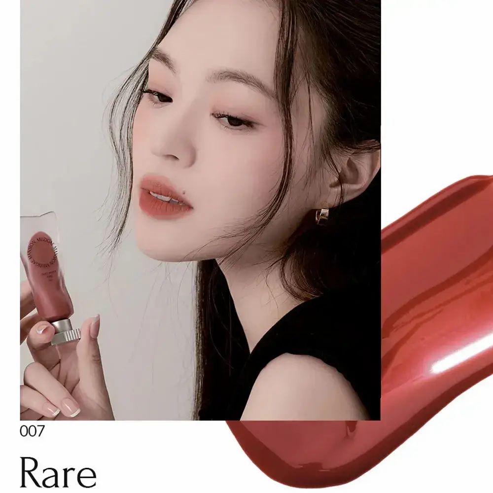 Lippenfarbe 007 Rare, in Tube, neben Gesicht einer Frau. Text: 007 Rare.