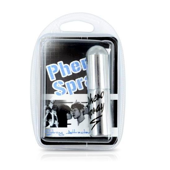 Verpackung mit "Phero Spray" und Bild von Paaren. Flasche sichtbar. Aufschrift "Strong Attractant".