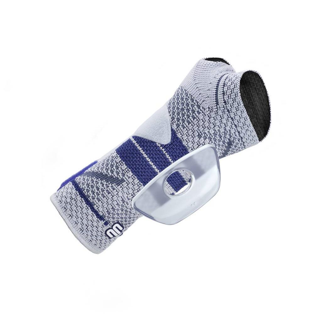 Handgelenkbandage in Grau und Blau. Sichtbar sind Logo, Klettverschluss und eine Metallschiene.