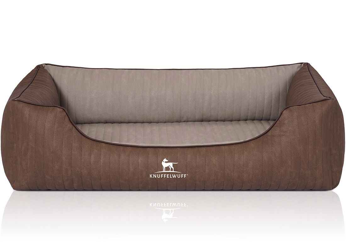 Braunes Hundebett mit beigem Innenraum. Gepolstert, mit dem Logo Knuffelwuff. Rechteckige Form mit abgerundeten Ecken.