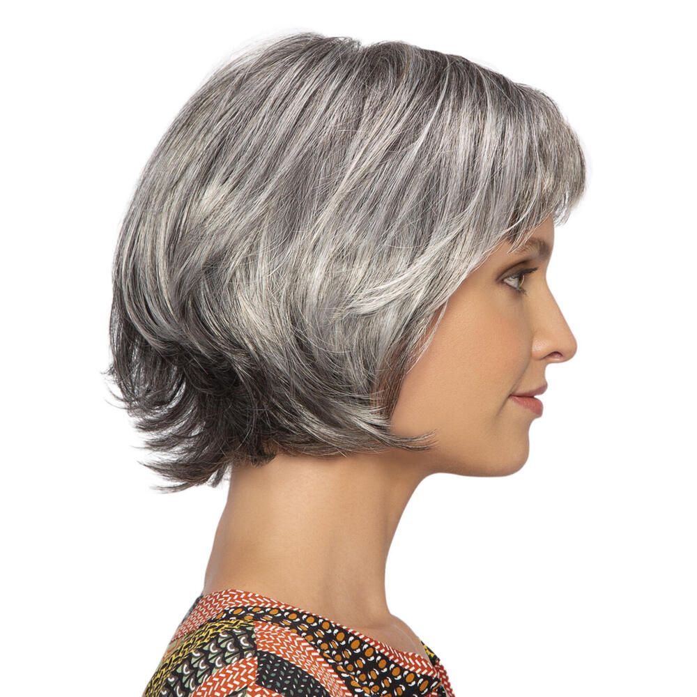 Perücke Maren von trendhair. Grauer Bob mit Pony. Seitenansicht einer Frau.