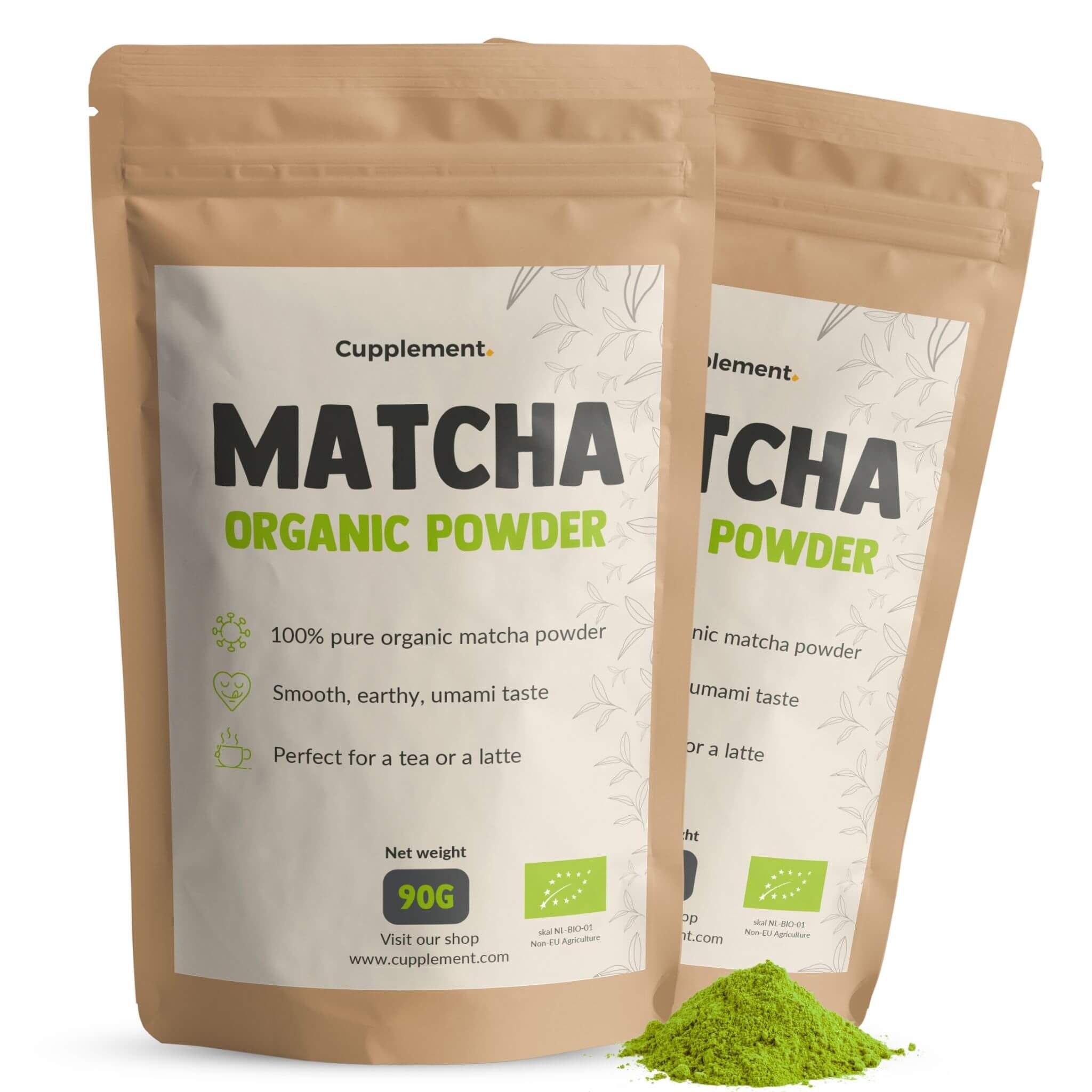 Zwei Beutel Cupplement® Matcha Pulver. Braune Verpackung mit grünem Text. 90g. Grünes Pulver daneben. Bio-Siegel.