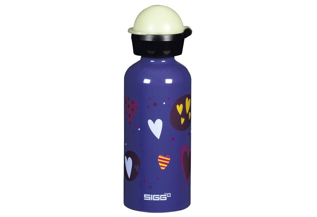 Blaue Trinkflasche mit Herz-Motiven. Schwarzer Deckel mit cremefarbenem Verschluss. SIGG-Logo unten.