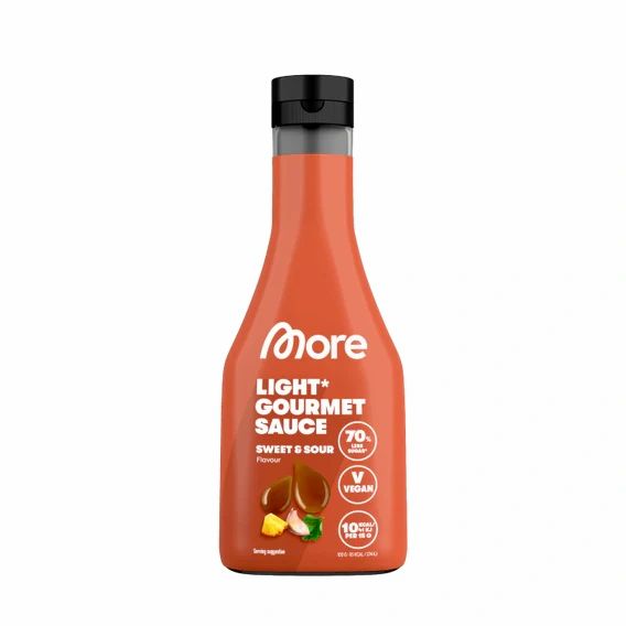Orangefarbene Flasche mit schwarzem Deckel. Aufschrift: More Light Gourmet Sauce Sweet & Sour. Vegan. Enthält 10 kcal.