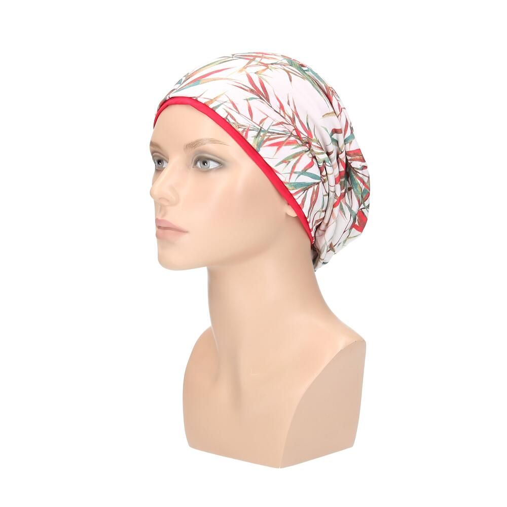 Beanie mit floralem Muster, roter Rand, auf Büste. Seitenansicht.