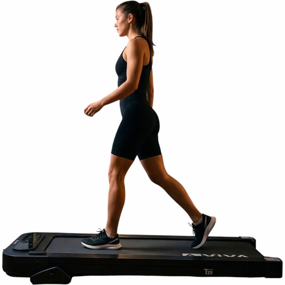 AsVIVA Walking Pad T25 mit Frau beim Gehen, schwarzes Laufband mit Display und Fernbedienung.