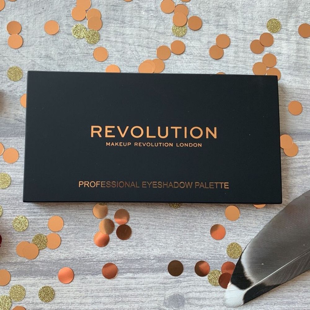 Geschlossene schwarze Lidschattenpalette. Marke: Revolution. Text: Professional Eyeshadow Palette. Goldener Schriftzug.