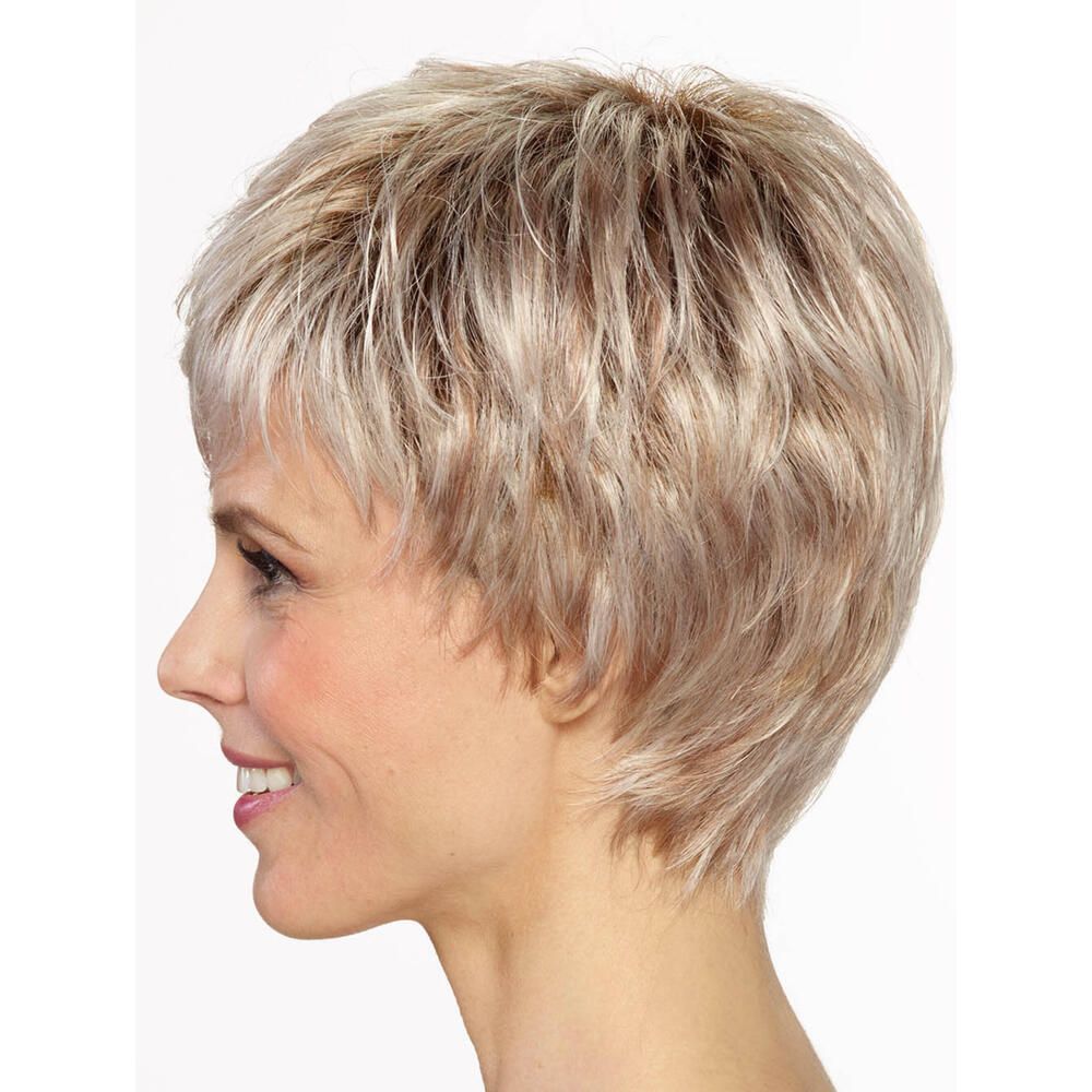 Kurzhaarperücke, blond mit dunkleren Ansätzen. Seitenansicht, die das Profil einer lächelnden Frau zeigt.
