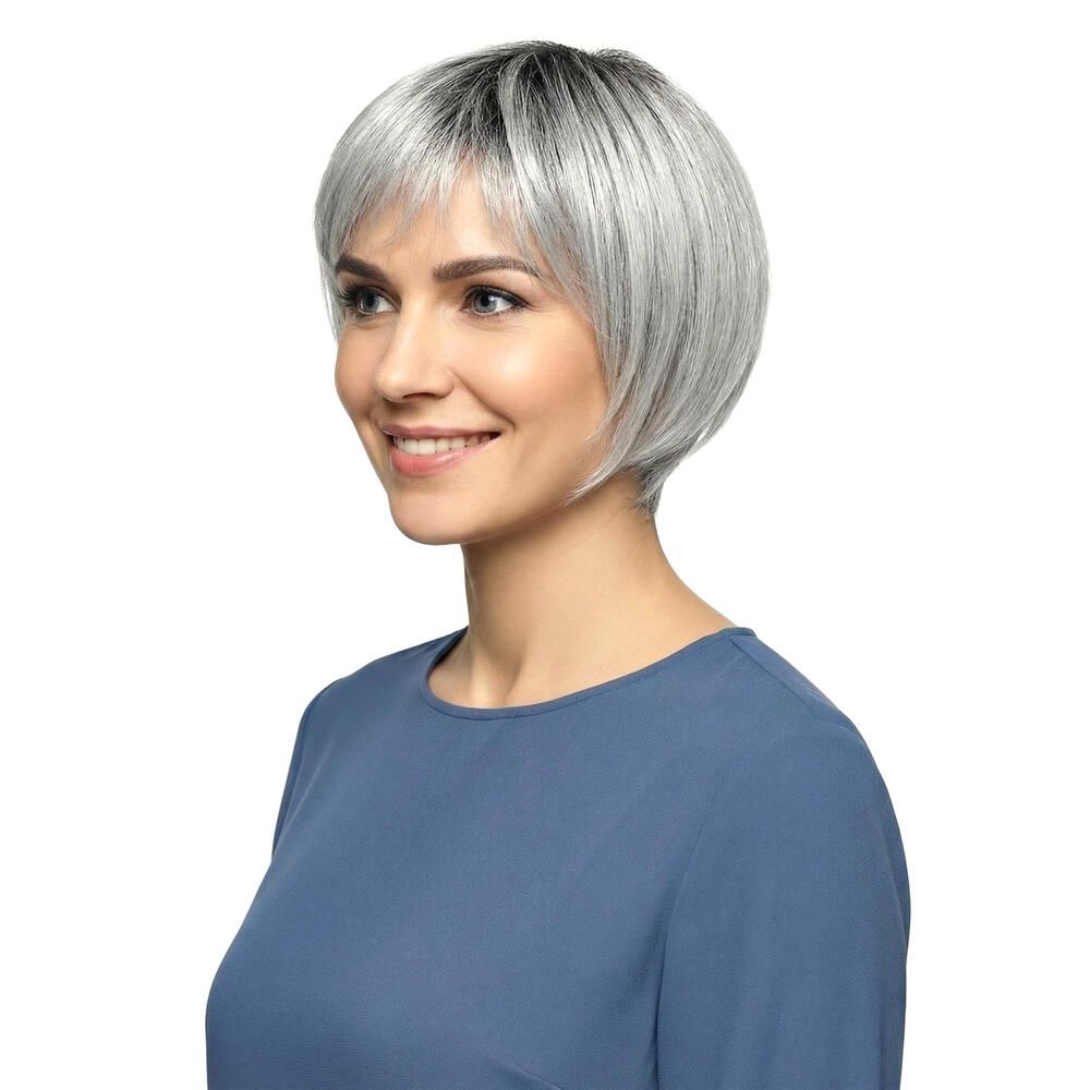 Kurzhaarperücke mit grauem Haar und Pony. Die Frau trägt ein blaues Oberteil. Seitenansicht.