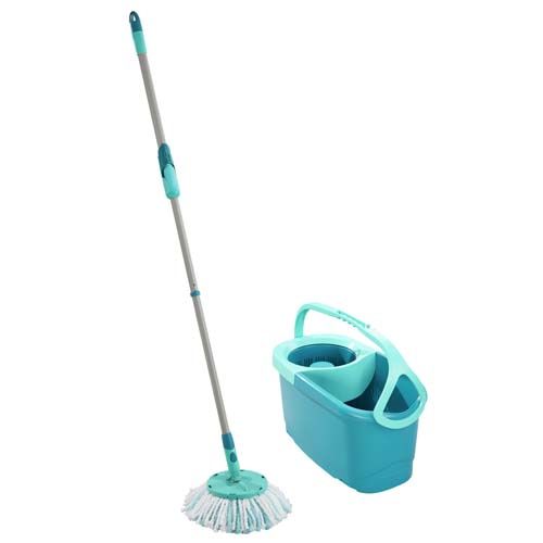 Wischmop-Set mit Eimer. Der Mop hat einen grünen Kopf und einen grauen Stiel. Der Eimer ist blau und hat einen grünen Einsatz.