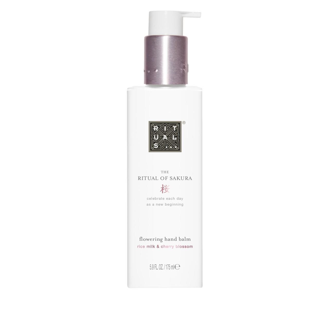 Weißer Handbalsam-Spender mit silberfarbenem Pumpkopf. Aufschrift: "The Ritual of Sakura", "flowering hand balm".