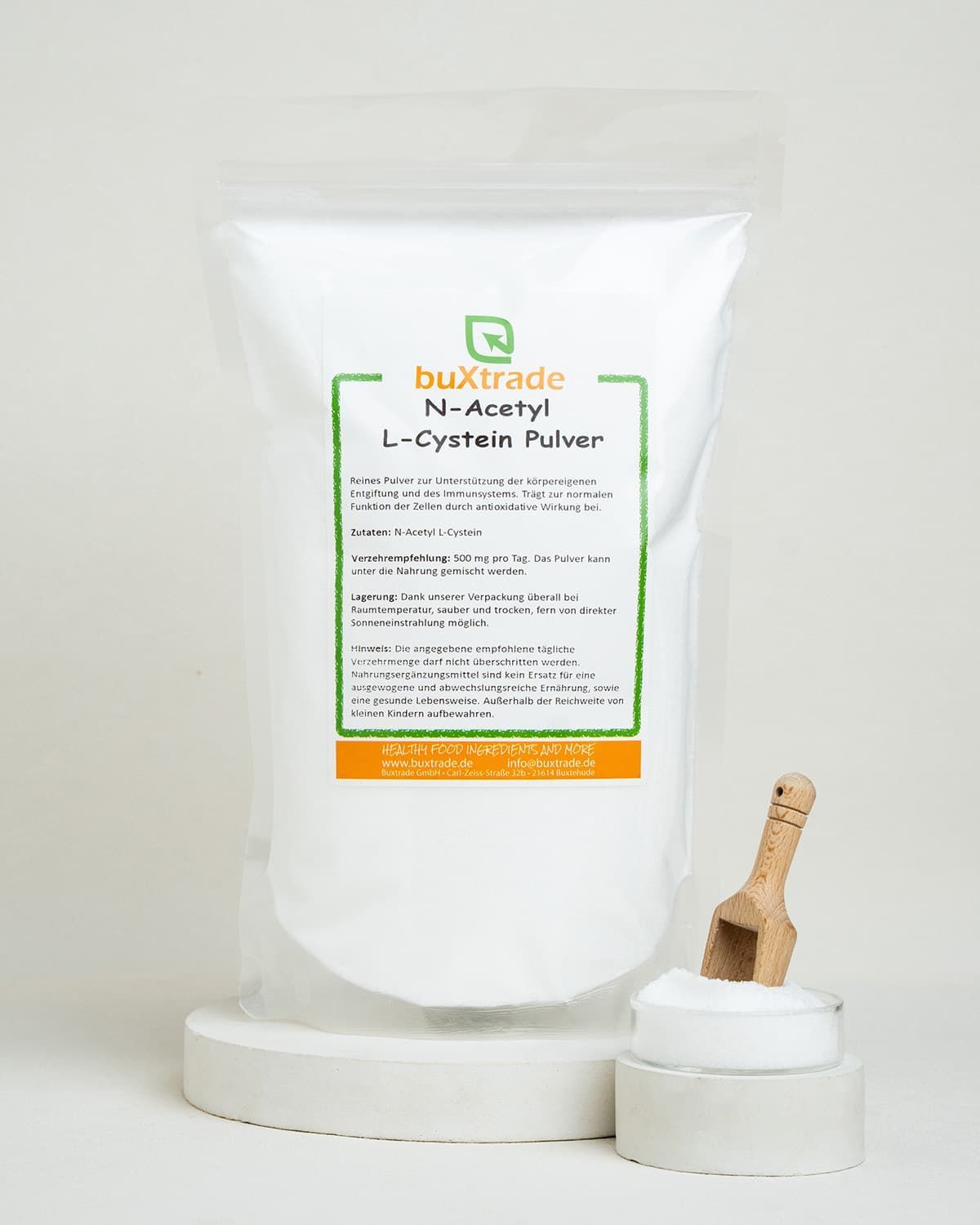 Verpackung N-Acetyl L-Cystein Pulver von buxtrade. Enthält eine Holzschaufel.