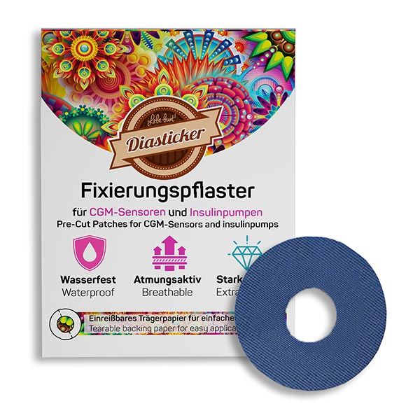 Blaues, rundes Fixierpflaster mit Loch, neben Verpackung. Verpackung mit Produktname Diasticker und Eigenschaften: wasserfest, atmungsaktiv.