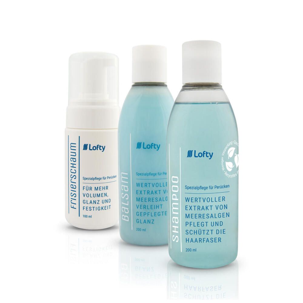 Drei Flaschen Lofty-Haarpflegeprodukte. Links Schaum, Mitte Balsam, rechts Shampoo. Blaue Flüssigkeit, weiße Deckel, Produktnamen und Text.