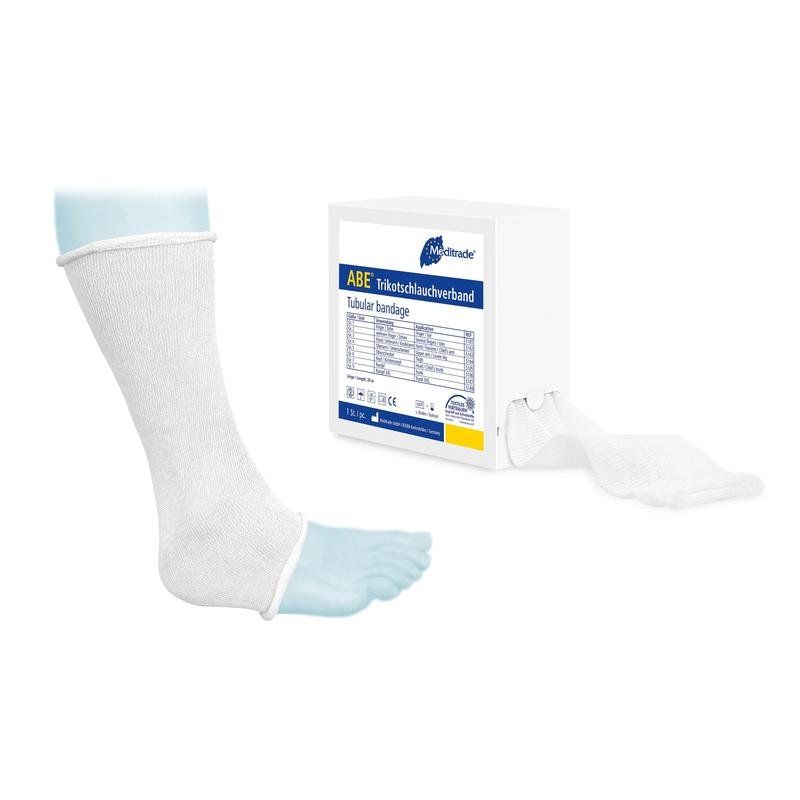 Weißer Trikotschlauchverband am Beinmodell. Daneben Produktverpackung mit Aufschrift ABE Trikotschlauchverband.