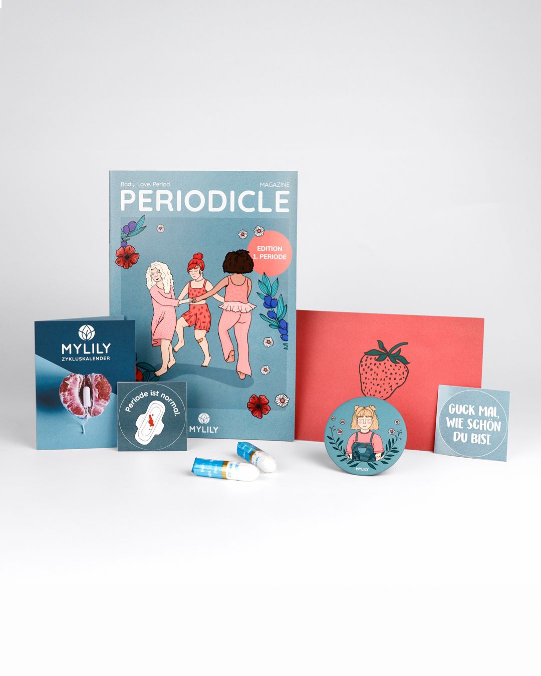 Verschiedene Produkte: Kalender, Heft, Sticker, Tampons, Anstecker und Karte. Aufdrucke: MYLILY, PERIODICLE, Erdbeere, Mädchen.