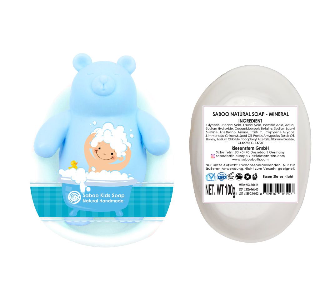Blauer Bär-Seifenspender mit Seife. Der Spender hat die Form eines Bären, der in einer Badewanne sitzt. Auf der Seife steht "SABOO NATURAL SOAP - Mineral".