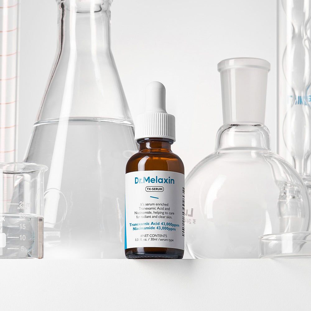 Dr. Melaxin TX Serumflasche zwischen Laborgeräten. Braunes Glas mit Pipette.