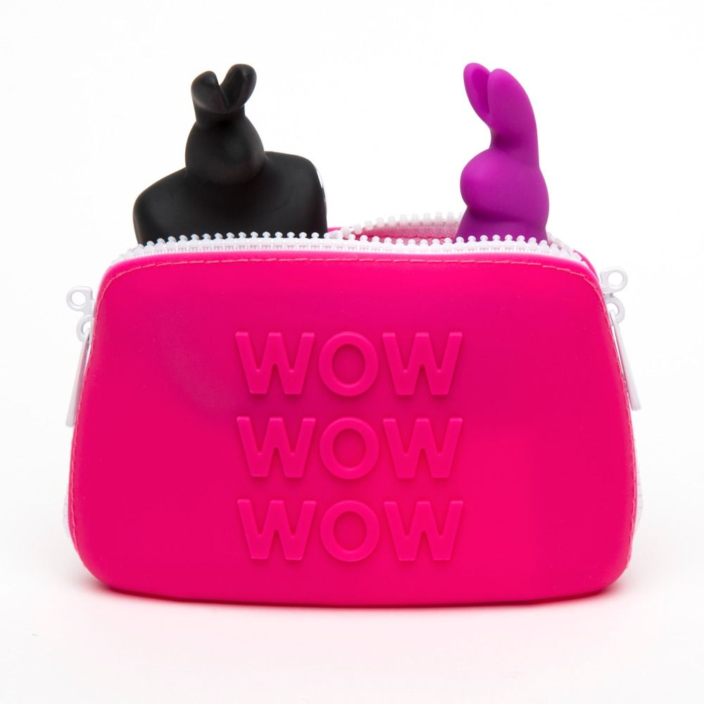 Pinke Tasche mit "WOW WOW WOW" Prägung, darin zwei kleine schwarze und lila Hasenfiguren.