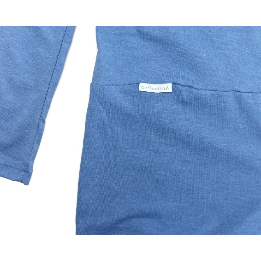 Detailansicht des Pflegeoveralls. Kleines Etikett mit ActivePro-Logo.