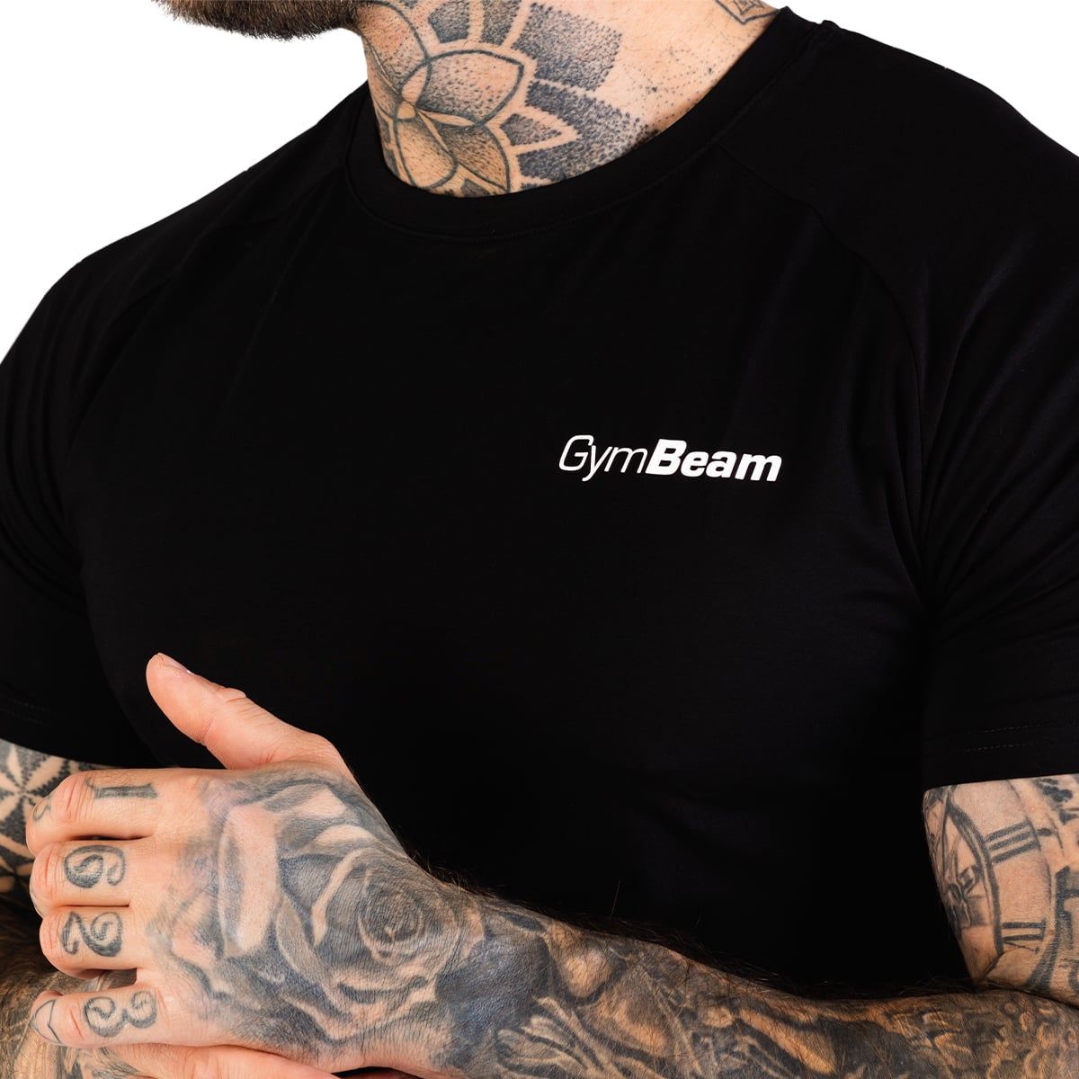 Nahaufnahme des Brustbereichs eines schwarzen GymBeam Herren T-Shirts mit weißem Logo.