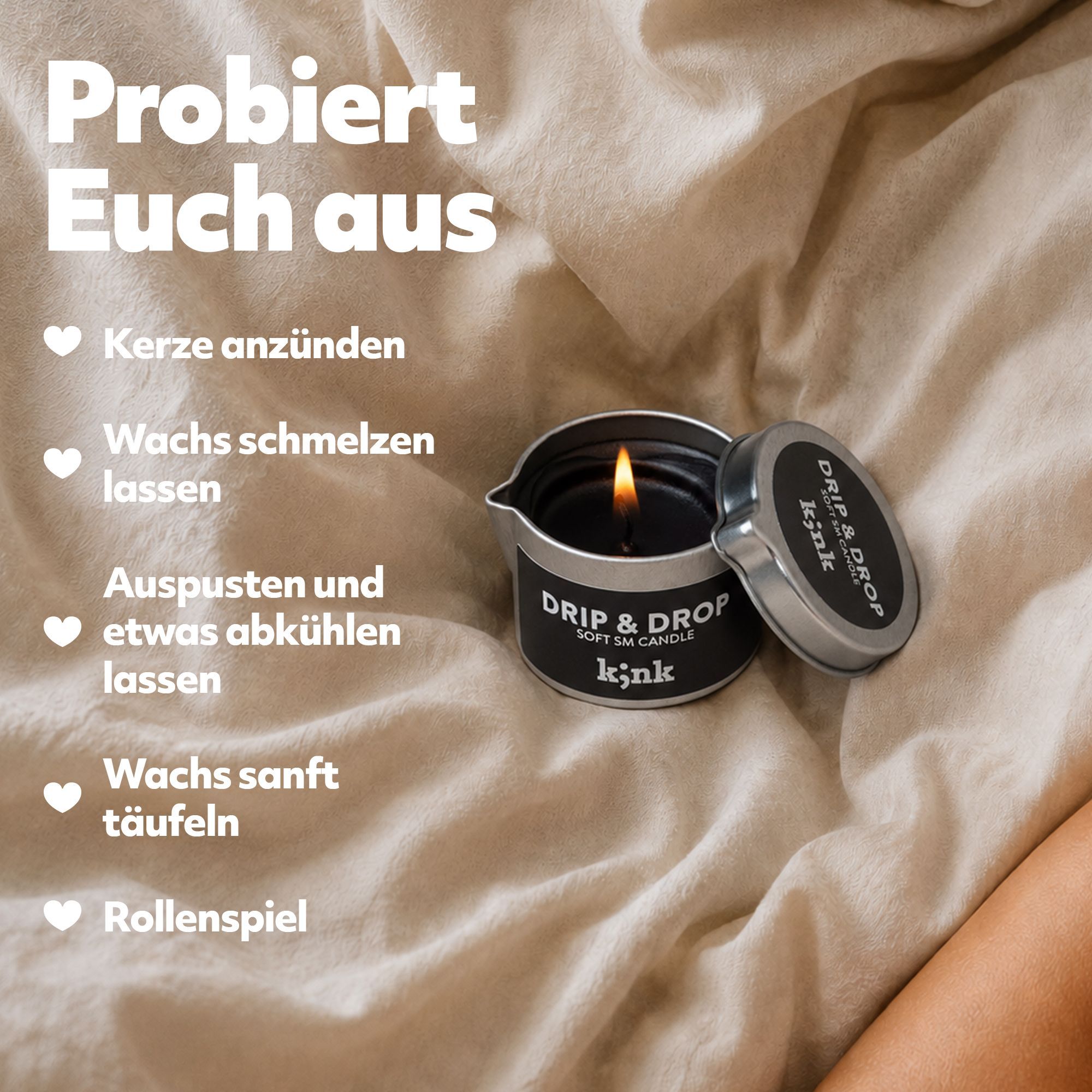 Brennende Kerze in Dose auf einem Bett.