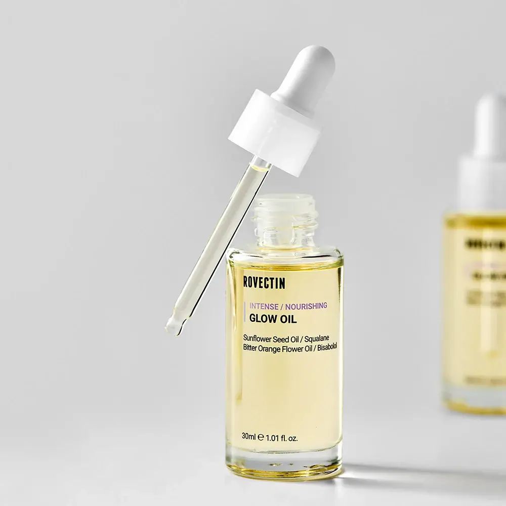 Gesichtsölflasche mit Pipette. ROVECTIN Intense Glow Oil, Inhaltsstoffe: Sonnenblumenöl, Squalan, Bitterorangenblütenöl, Bisabolol.